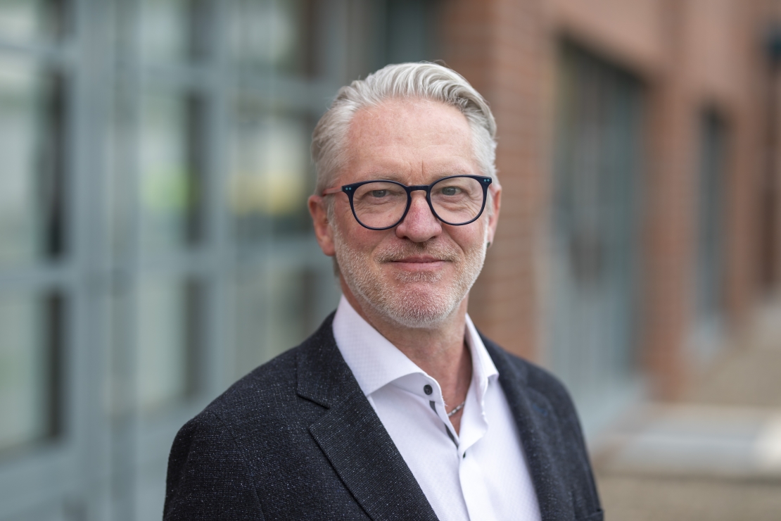 Portraitfoto von einem Mann mit weißen Helm