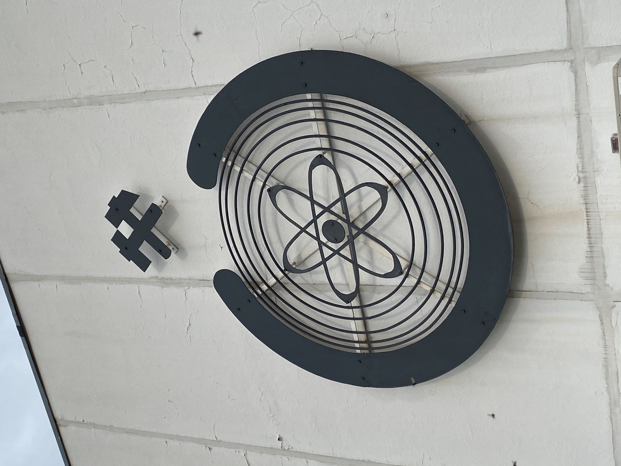 Ein rundes Symbol mir 2 gekreuzten Hammer hängt hängt an einer Wand