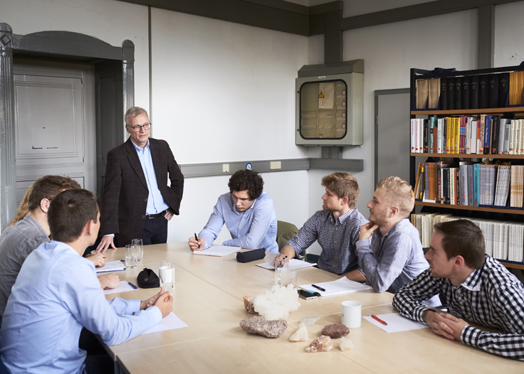 Gruppe von Studierenden sitzt an einem Tisch