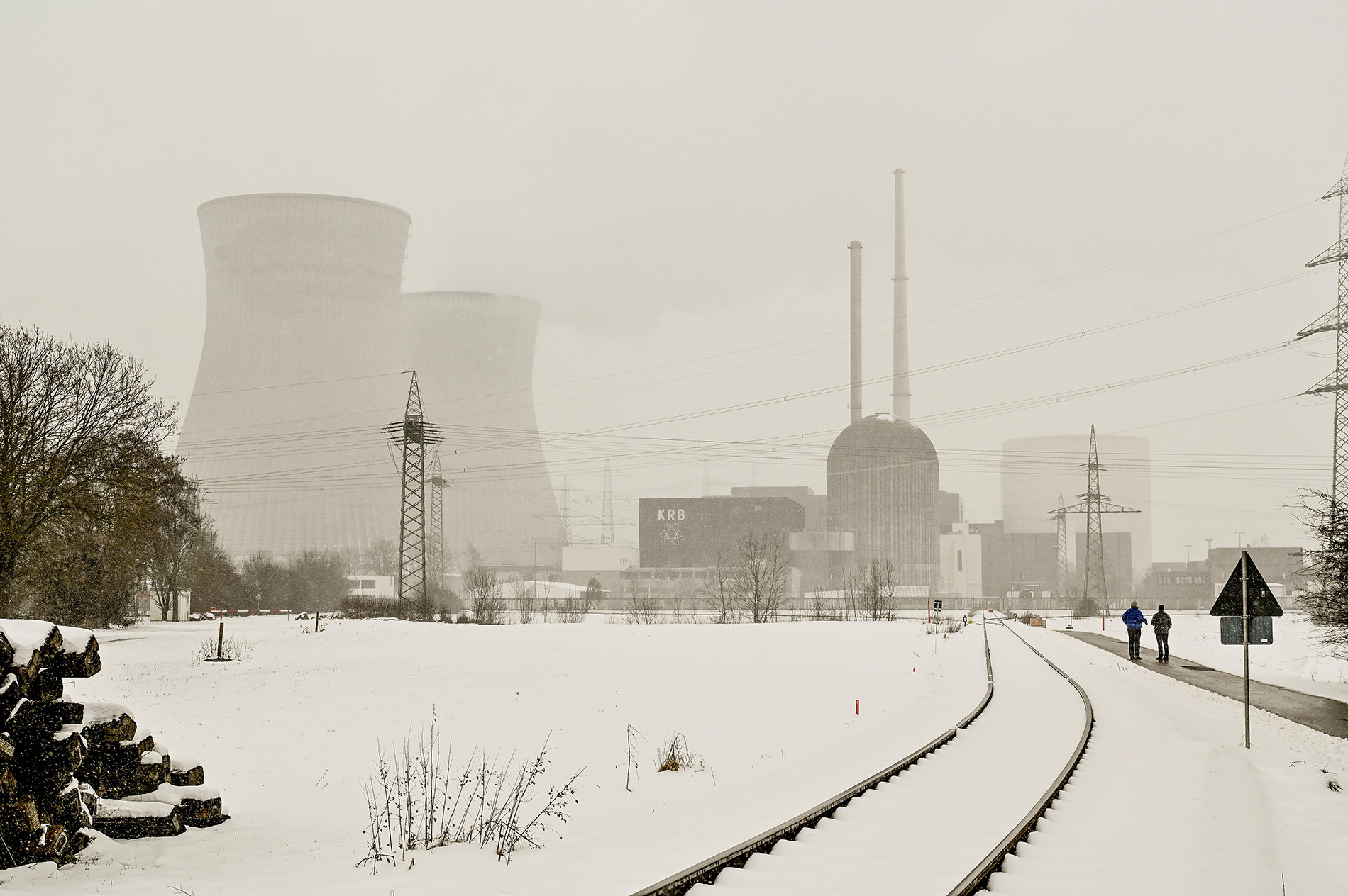 Das Atomkraftwerk Gundremmingen in einer Winterlandschaft