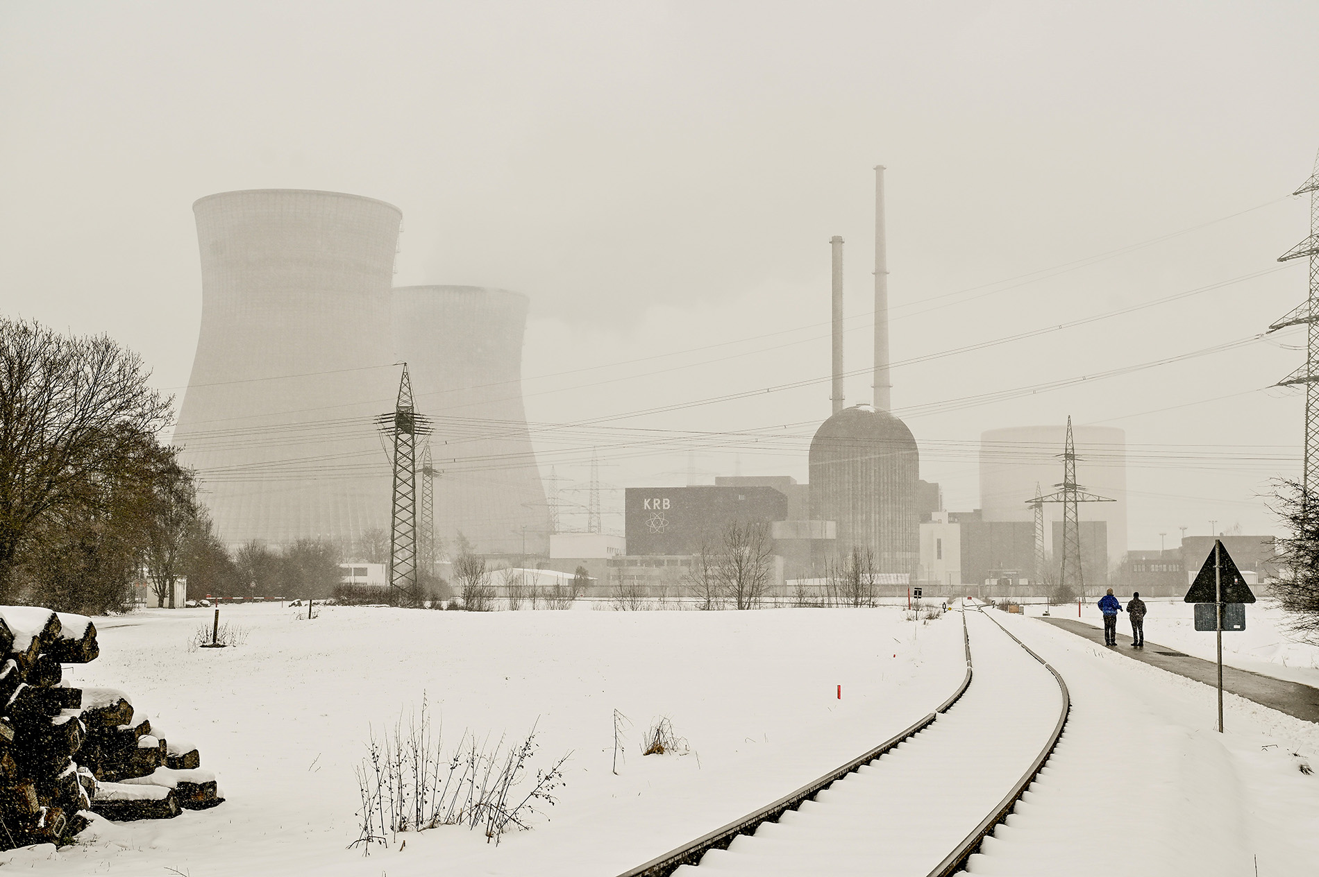 Atomkraftwerk Gundremmingen Das Atomkraftwerk Gundremmingen in einer Winterlandschaft