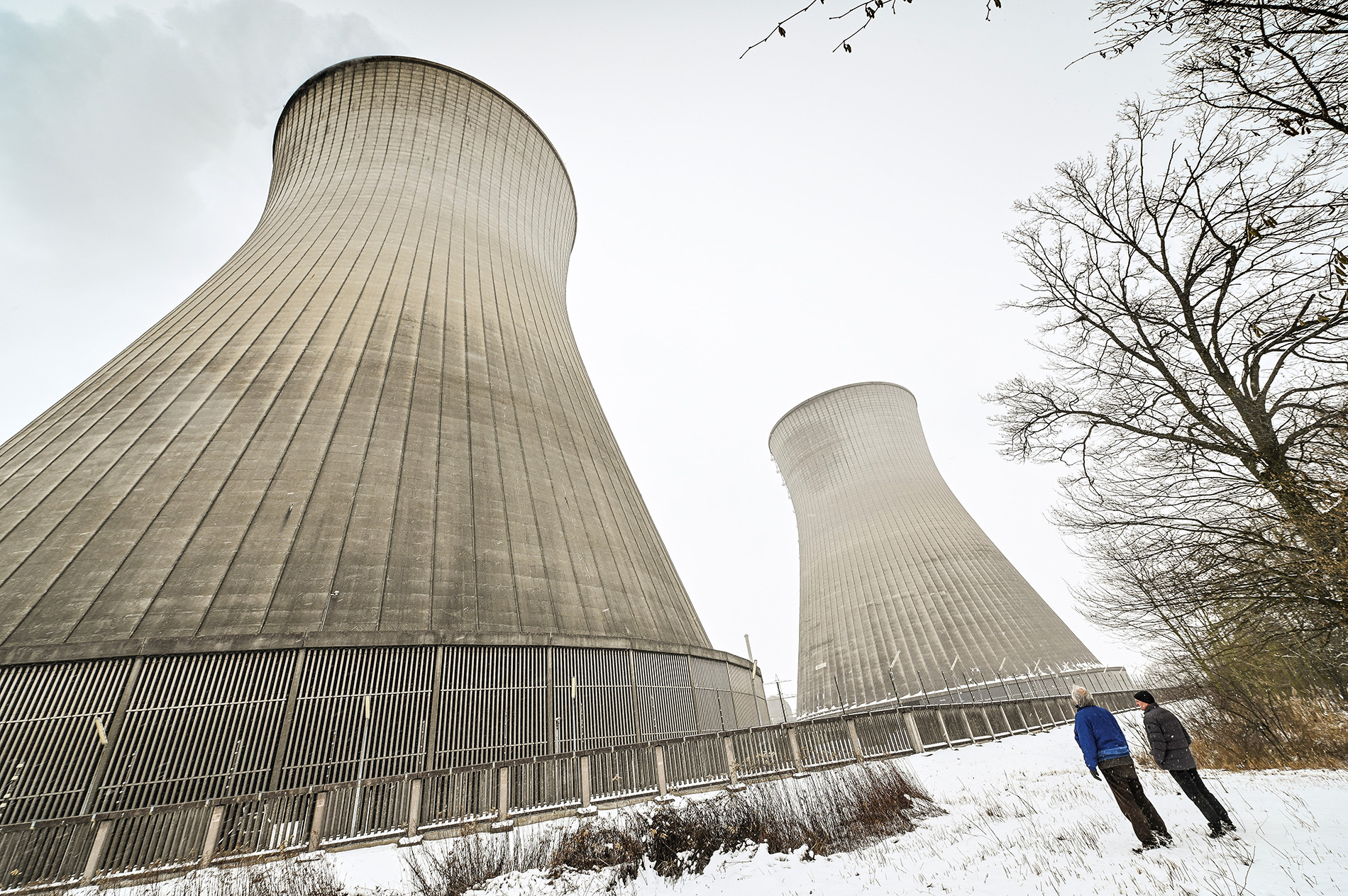 Kühltürme Atomkraftwerk Gundremmingen Zwei Männer stehen im Schnee vor den beiden Kühltürmen eines Atomkraftwerkes