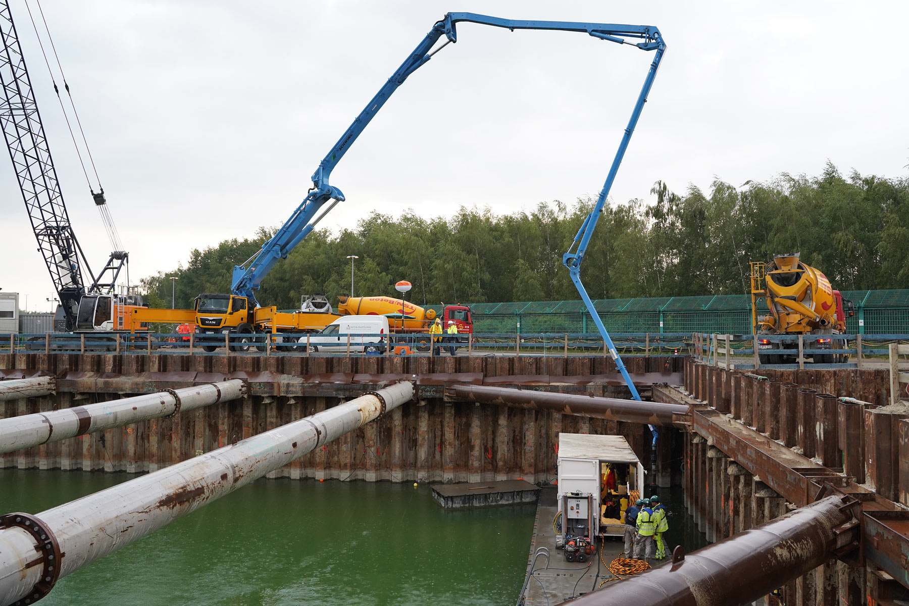 Danach erfolgt die Betonage der Unterwassersohle