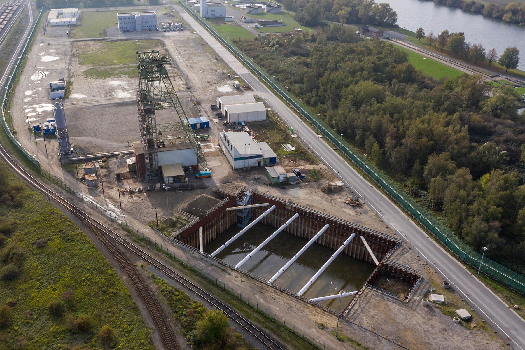 In der fertigen Baugrube sammelt sich nur noch Regenwasser Es wird abgepumpt, sobald der Bau des Fundaments startet