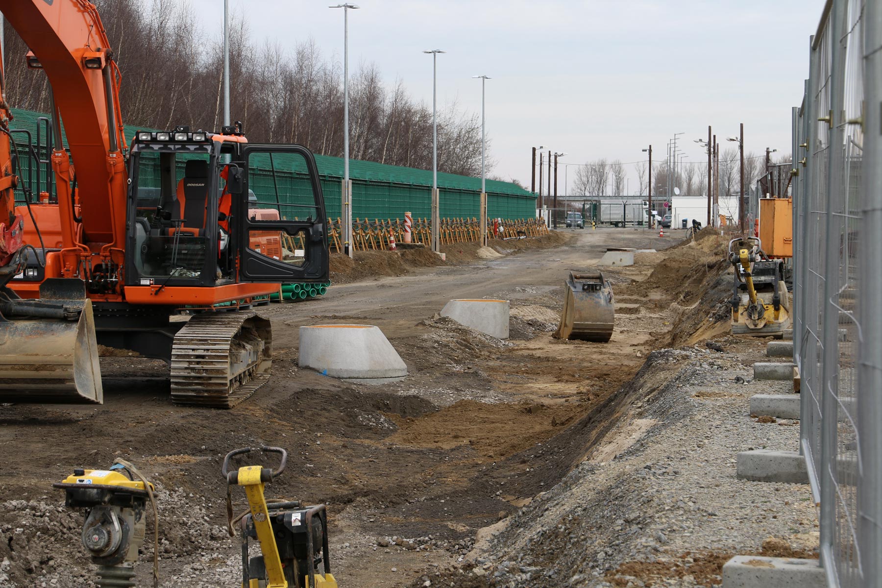 Mit den Straßen- und Leitungsbaumaßnahmen sowie dem Sicherheitszaun hatten 2017 die ersten größeren Arbeiten auf Konrad 2 begonnen