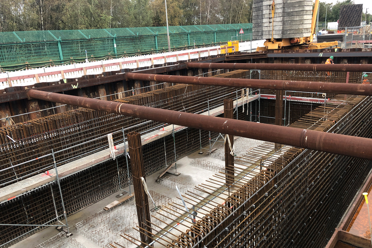 Im hinteren Teil des Geländes wird ein großes Speicherbecken zum Sammeln der Grubenwässer in den Boden gebaut