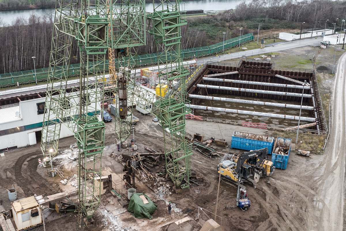 Ende 2021 wurde die alte Schachthalle abgerissen und es wird eine kleine Förderanlage direkt in den Schacht eingebaut