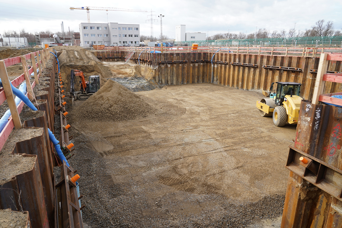 Die Umrisse der Umladehalle werden sichtbar – hier wird die Baugrube ausgehoben