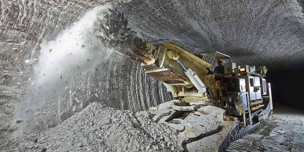 Teilschnittmaschine bei Arbeiten unter Tage