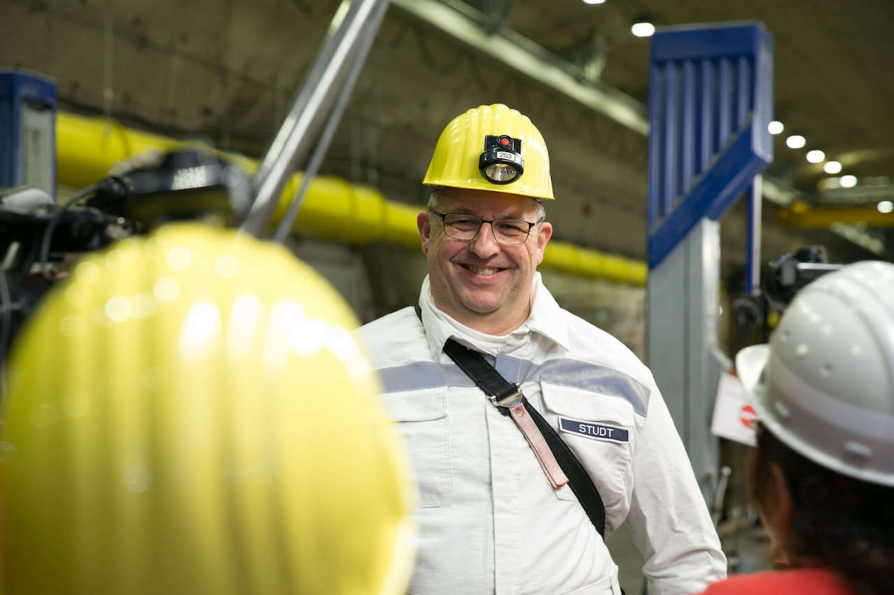 Porträtbild von Stefan Studt mit gelbem Helm und weißem Overall