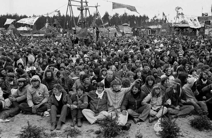 Sitzblockade einer Menschenmenge. Link zur Seite "Geschichte der Endlagerung"