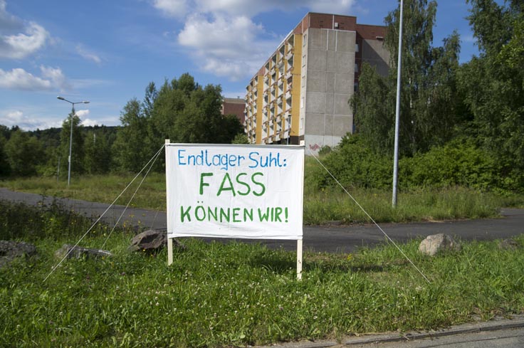 Banner der "Bürgerinitiative Endlager Suhl" mit Aufschrift "Endlager Suhl: Fass können wir!"