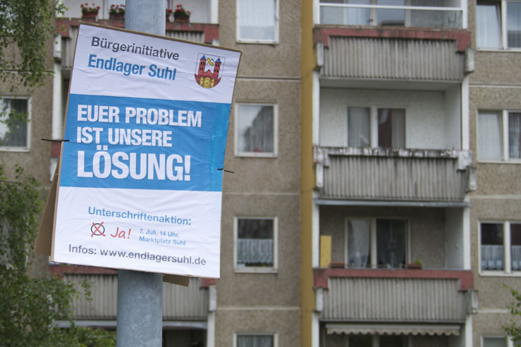 Plakat der "Bürgerinitiative Endlager Suhl" mit Aufschrift "Euer Problem ist unsere Lösung!"