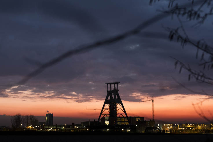 Der Förderturm des Endlagers Konrad bei Nacht