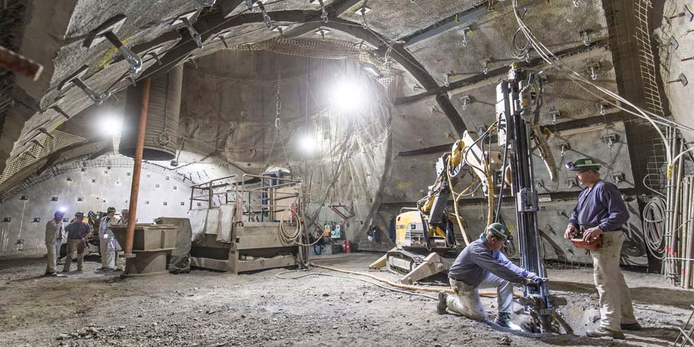 Blick in den Schacht Konrad 2, in dem Gestein gesichert wird.