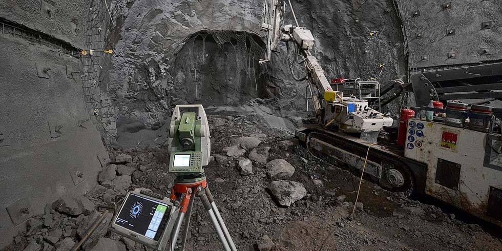 Das Gestein wird beim Bau der Baustoffanlage herausgebrochen und die Strecke mit Beton und Gebirgsankern gesichert.