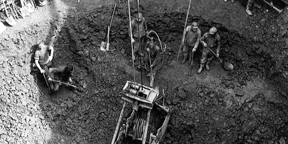 Die Bergleute graben den Schacht Meter für Meter bis in eine Tiefe von 1.200 Meter.