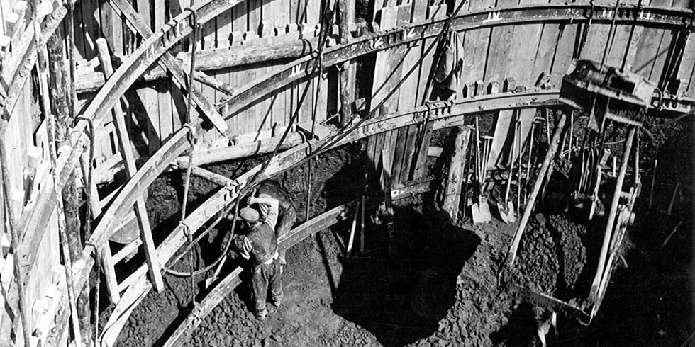 Nach mehreren Metern im Gestein erfolgt der Betonausbau, um die Schachtröhre zu stabilisieren.