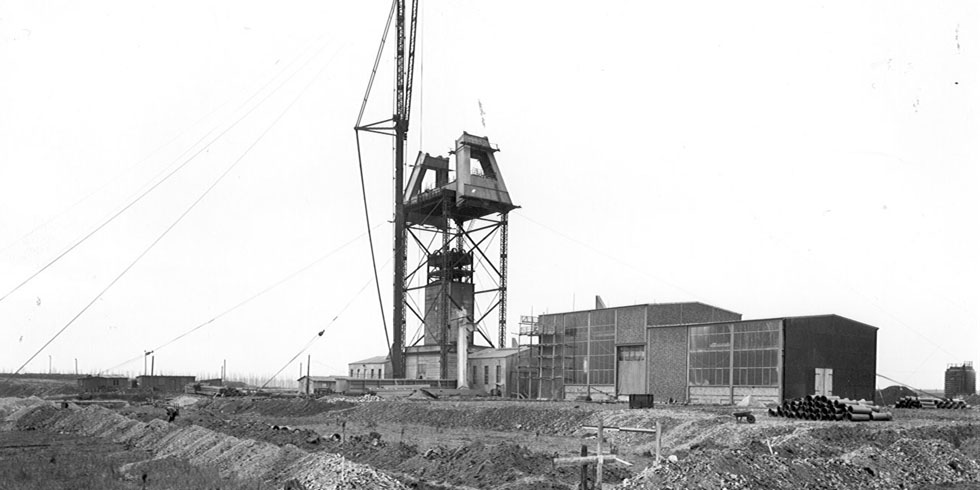 1961 ist der Schacht fertig und die Förderanlage für den regulären Betrieb kann montiert werden.