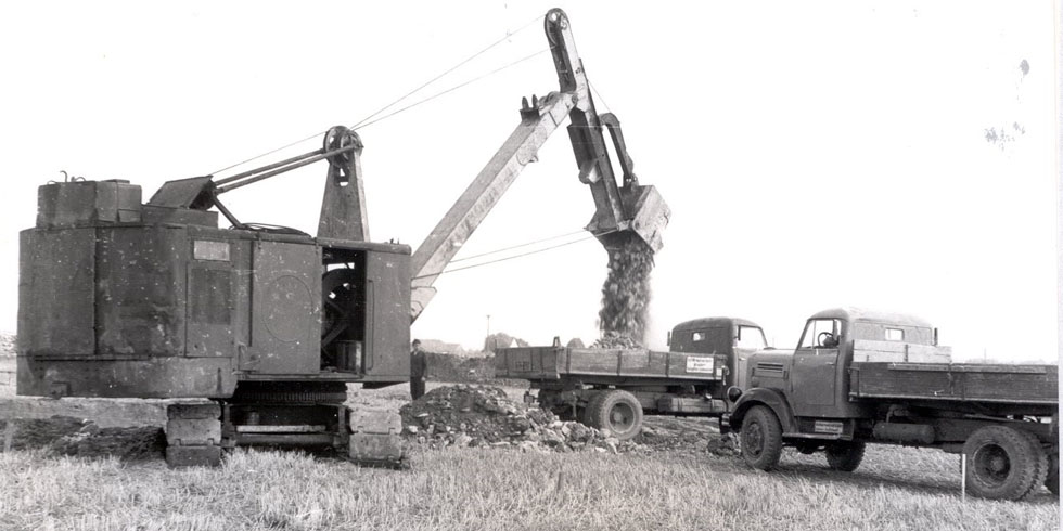 1957 beginnen die Arbeiten am Schacht Konrad 1. Die ersten Meter des Schachtes können noch mit dem Bagger ausgehoben werden. Nach einigen Metern ist damit Schluss.