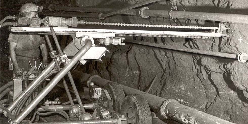 Der zeitliche Fortschritt bringt neue Technik mit sich. Hier setzen Bergleute die erste fahrbare Bohranlage im Bergwerk Konrad ein.