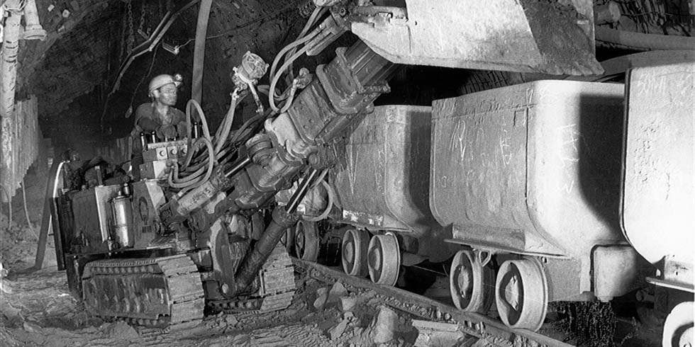 1969 läuft bereits die Eisenerzförderung. Mit Förderwagen (als Lore oder Hunt bezeichnet) wird das herausgebrochene Gestein zum Schacht und von dort nach über Tage transportiert.