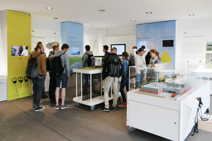 Besuchergruppe in der Ausstellung der Info Konrad