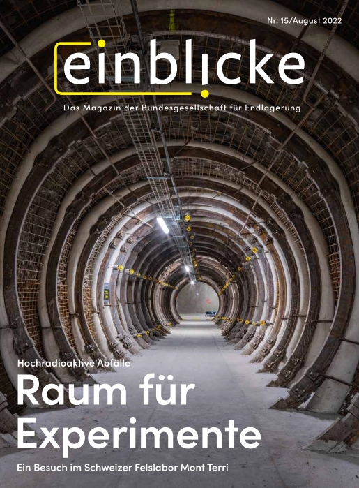 Das Cover des Einblicke-Magazins 15 zeigt einen Tunnel unter Tage (Strecke genannt) mit runden Einfassungen aus Beton und Draht. Neonröhren erhellen das Bauwerk, das an seinem Ende in einer untertägigen Kreuzung endet.