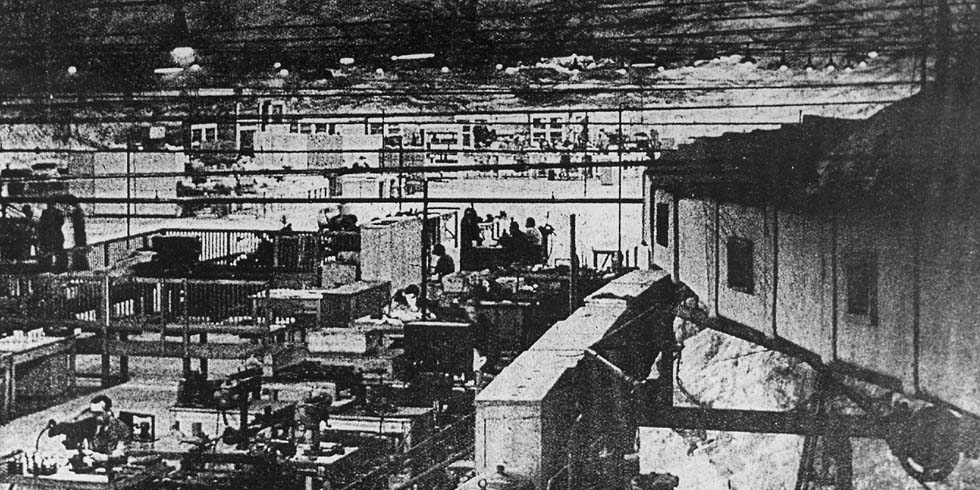 Ein schwarz-weißes Bild aus der Berliner Zeitung zeigt die Rüstungsproduktion im Zentralteil der Grube Bartensleben. Die Zwangsarbeiter wurden zwischen 1944 und 1945 eingesetzt.