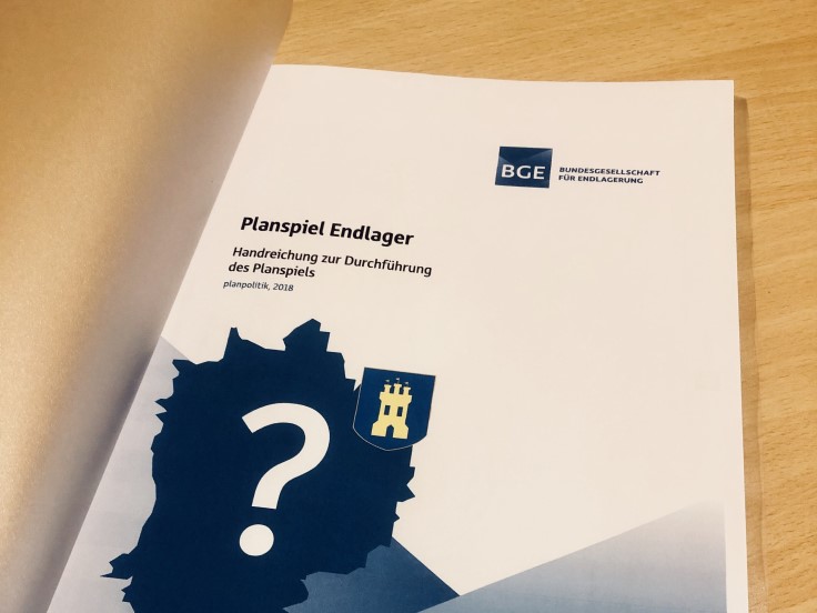 Handreichung Planspiel Endlager Die Handreichung zur Durchführung des Planspiels liegt auf einem Tisch