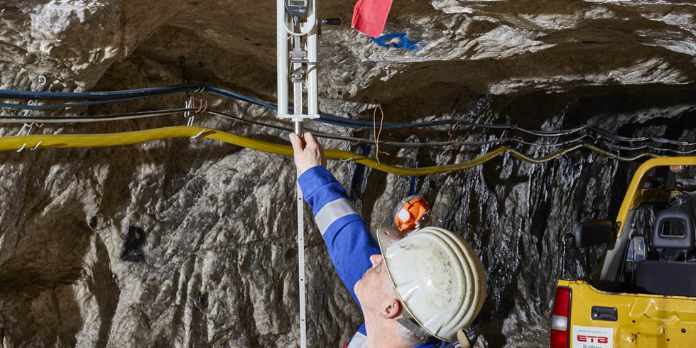 Ein Vermessungsspezialist überprüft, ob sich die Form der Hohlräume in der Grube verändert. Diese Konvergenzmessungen sind Teil eines umfangreichen bergbaulichen Überwachungsprogrammes, zu dem auch Seismik und andere Messverfahren zählen.