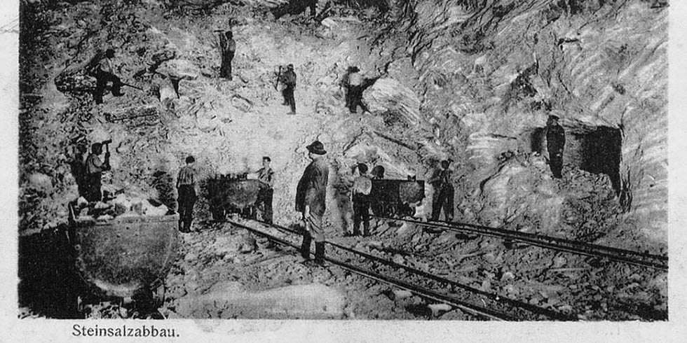 Bergleute bauen Steinsalz ab. Zwischen 1898 und 1923 wird Kalisalz in den Gruben Marie und Bartensleben gefördert, bis 1969 Steinsalz in der Grube Bartensleben. 